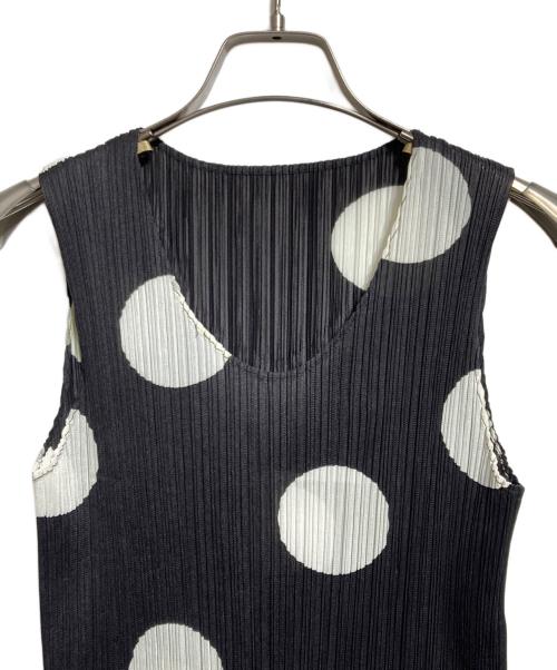PLEATS PLEASE（プリーツプリーズ）PLEATS PLEASE (プリーツプリーズ) ノースリーブプリーツドットワンピース/Sleeveless Pleated Polka-Dot Dress ブラック サイズ:3の古着・服飾アイテム