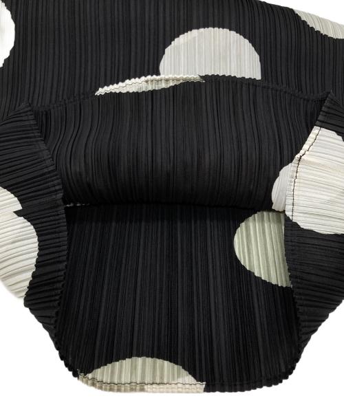 PLEATS PLEASE（プリーツプリーズ）PLEATS PLEASE (プリーツプリーズ) ノースリーブプリーツドットワンピース/Sleeveless Pleated Polka-Dot Dress ブラック サイズ:3の古着・服飾アイテム
