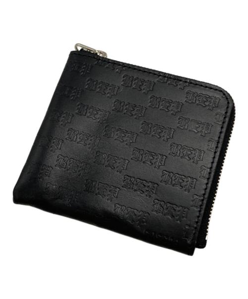 BlackEyePatch（ブラックアイパッチ）BlackEyePatch (ブラックアイパッチ) コンパクトウォレット/Compact Wallet/3 LETTER OE EMBOSSED LEATHER WALLET BLACK ブラックの古着・服飾アイテム