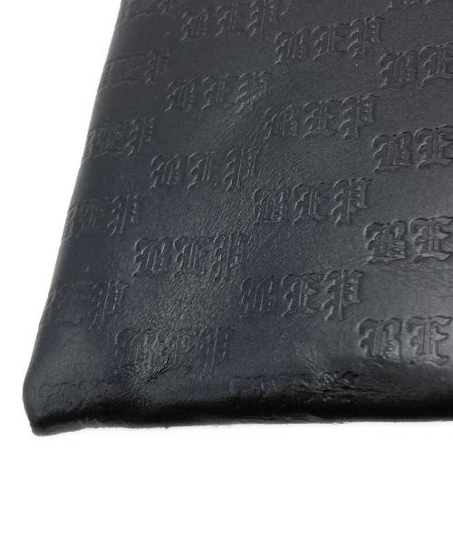BlackEyePatch（ブラックアイパッチ）BlackEyePatch (ブラックアイパッチ) コンパクトウォレット/Compact Wallet/3 LETTER OE EMBOSSED LEATHER WALLET BLACK ブラックの古着・服飾アイテム