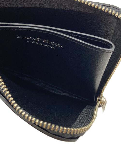 BlackEyePatch（ブラックアイパッチ）BlackEyePatch (ブラックアイパッチ) コンパクトウォレット/Compact Wallet/3 LETTER OE EMBOSSED LEATHER WALLET BLACK ブラックの古着・服飾アイテム