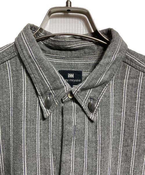 ISSEY MIYAKE MEN（イッセイミヤケメン）ISSEY MIYAKE MEN (イッセイミヤケメン) シャツ グレー サイズ:Lの古着・服飾アイテム