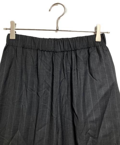 LOEFF（ロエフ）LOEFF (ロエフ) トロピカルウール ハーレム パンツ ピンストライプ/Tropical Wool Sleep Pants – Pinstripe グレーの古着・服飾アイテム