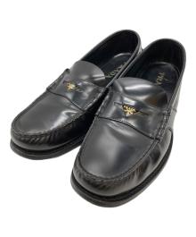 PRADA（プラダ）の古着「ロゴペニーレザーローファー/Logo-embellished leather penny loafers」｜ブラック