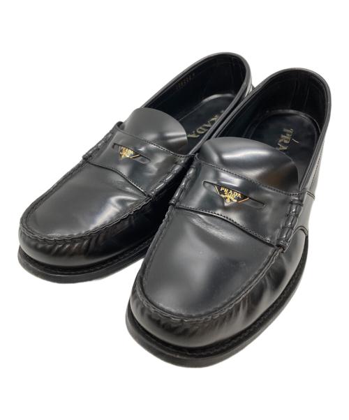 PRADA（プラダ）PRADA (プラダ) ロゴペニーレザーローファー/Logo-embellished leather penny loafers ブラック サイズ:9の古着・服飾アイテム