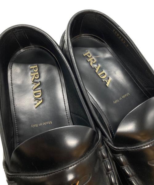 PRADA（プラダ）PRADA (プラダ) ロゴペニーレザーローファー/Logo-embellished leather penny loafers ブラック サイズ:9の古着・服飾アイテム