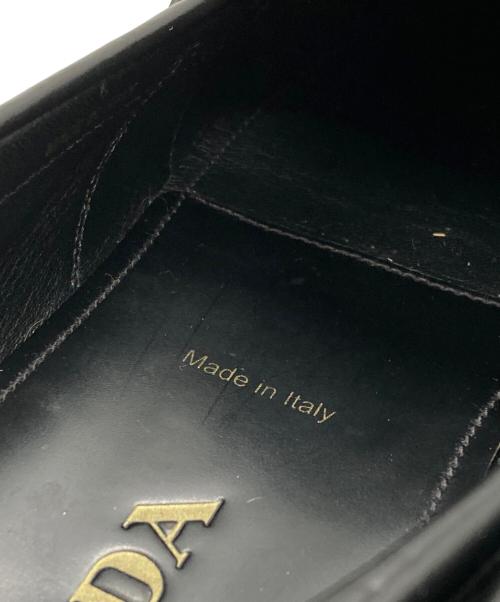 PRADA（プラダ）PRADA (プラダ) ロゴペニーレザーローファー/Logo-embellished leather penny loafers ブラック サイズ:9の古着・服飾アイテム
