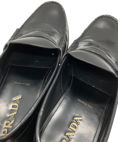 PRADA（プラダ）PRADA (プラダ) ロゴペニーレザーローファー/Logo-embellished leather penny loafers ブラック サイズ:9の古着・服飾アイテム