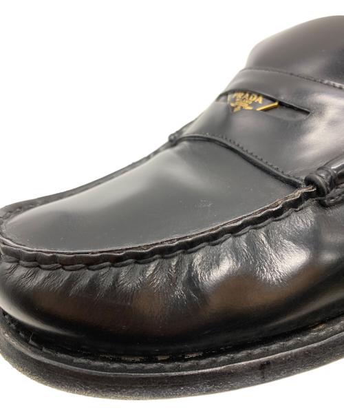 PRADA（プラダ）PRADA (プラダ) ロゴペニーレザーローファー/Logo-embellished leather penny loafers ブラック サイズ:9の古着・服飾アイテム