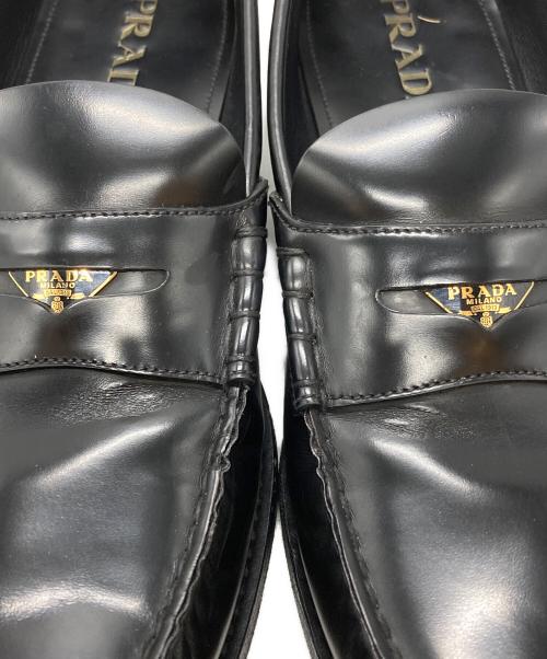 PRADA（プラダ）PRADA (プラダ) ロゴペニーレザーローファー/Logo-embellished leather penny loafers ブラック サイズ:9の古着・服飾アイテム