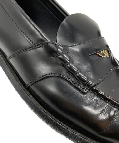 PRADA（プラダ）PRADA (プラダ) ロゴペニーレザーローファー/Logo-embellished leather penny loafers ブラック サイズ:9の古着・服飾アイテム