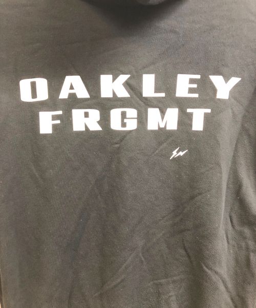 OAKLEY（オークリー）OAKLEY (オークリー) FRAGMENT DESIGN (フラグメントデザイン) プリントパーカー ブラック サイズ:XLの古着・服飾アイテム