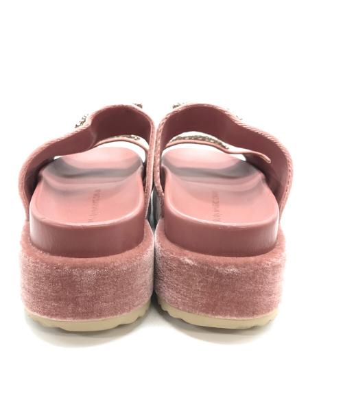 TSURU by MARIKO OIKAWA（ツルバイマリコオイカワ）TSURU by MARIKO OIKAWA (ツルバイマリコオイカワ) ビジューベロアサンダル ピンク サイズ:38の古着・服飾アイテム