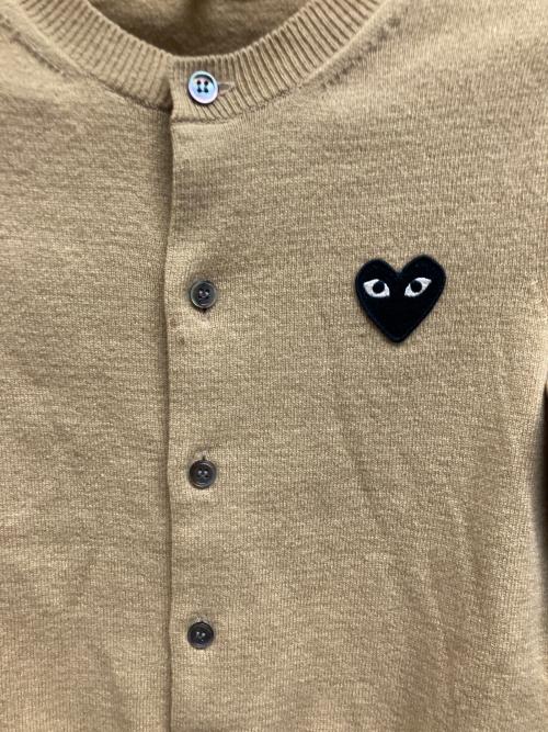 PLAY COMME des GARCONS（プレイコムデギャルソン）PLAY COMME des GARCONS (プレイコムデギャルソン) ハートワッペンニットカーディガン ベージュ サイズ:Sの古着・服飾アイテム