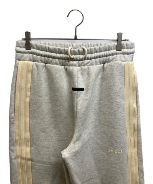 adidas（アディダス）adidas (アディダス) Fear Of God (フィア・オブ・ゴッド) サイドラインスウェットパンツ グレー サイズ:J　Mの古着・服飾アイテム