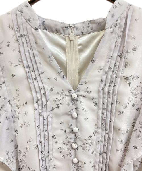 JUSGLITTY（ジャスグリッティー）JUSGLITTY (ジャスグリッティー) リトルフラワープリーツワンピース グレー サイズ:2 未使用品の古着・服飾アイテム