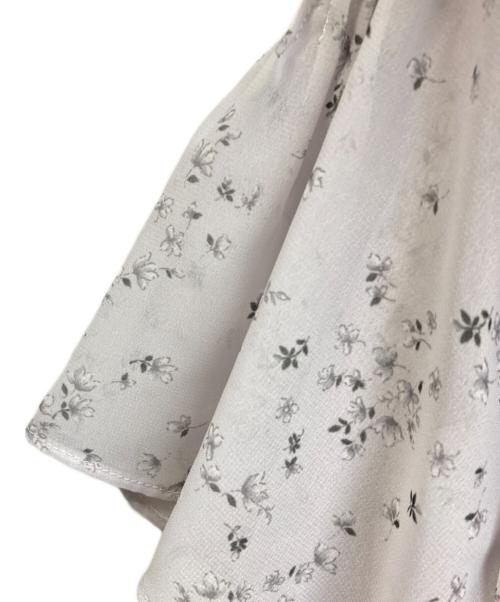 JUSGLITTY（ジャスグリッティー）JUSGLITTY (ジャスグリッティー) リトルフラワープリーツワンピース グレー サイズ:2 未使用品の古着・服飾アイテム