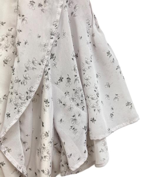 JUSGLITTY（ジャスグリッティー）JUSGLITTY (ジャスグリッティー) リトルフラワープリーツワンピース グレー サイズ:2 未使用品の古着・服飾アイテム