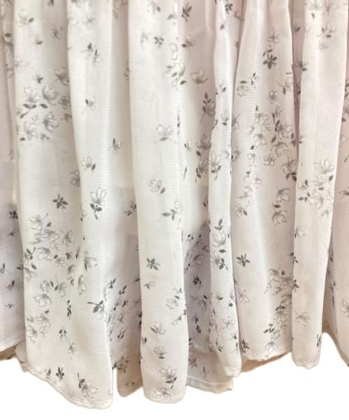 JUSGLITTY（ジャスグリッティー）JUSGLITTY (ジャスグリッティー) リトルフラワープリーツワンピース グレー サイズ:2 未使用品の古着・服飾アイテム