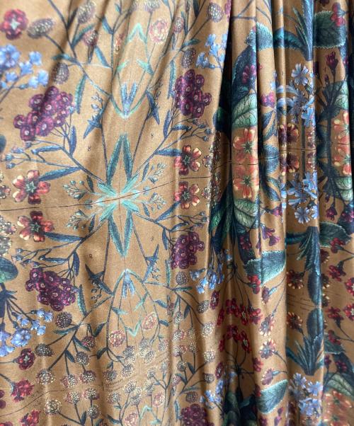 CABAN（キャバン）CABAN (キャバン) シルクパレルモフラワープリントキャミソールワンピース ベージュ サイズ:FREEの古着・服飾アイテム