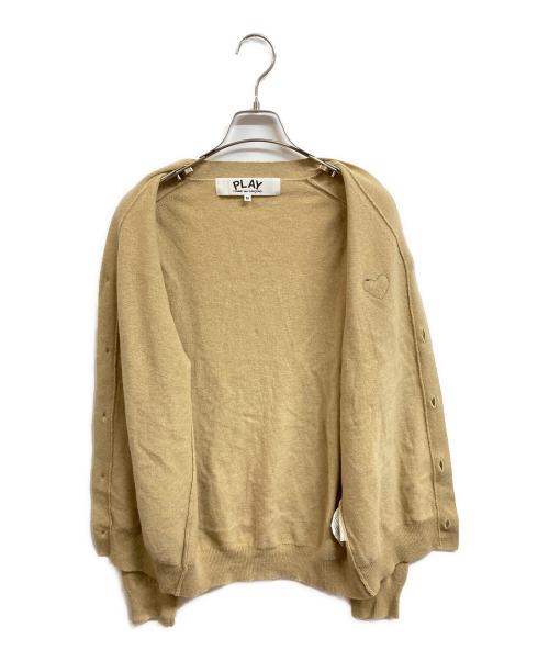 PLAY COMME des GARCONS（プレイコムデギャルソン）PLAY COMME des GARCONS (プレイコムデギャルソン) ハートワンポイントニットカーディガン ベージュ サイズ:Mの古着・服飾アイテム
