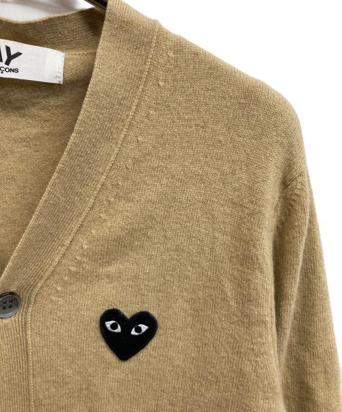 PLAY COMME des GARCONS（プレイコムデギャルソン）PLAY COMME des GARCONS (プレイコムデギャルソン) ハートワンポイントニットカーディガン ベージュ サイズ:Mの古着・服飾アイテム