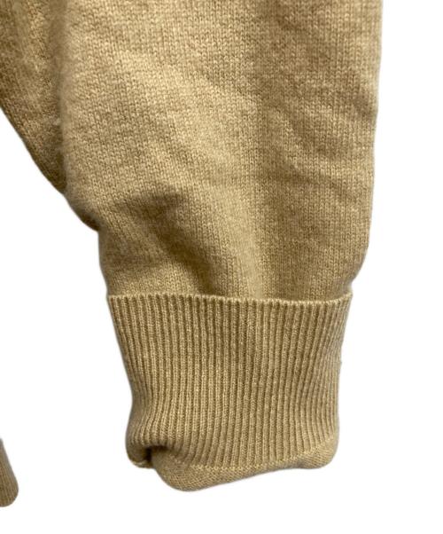 PLAY COMME des GARCONS（プレイコムデギャルソン）PLAY COMME des GARCONS (プレイコムデギャルソン) ハートワンポイントニットカーディガン ベージュ サイズ:Mの古着・服飾アイテム
