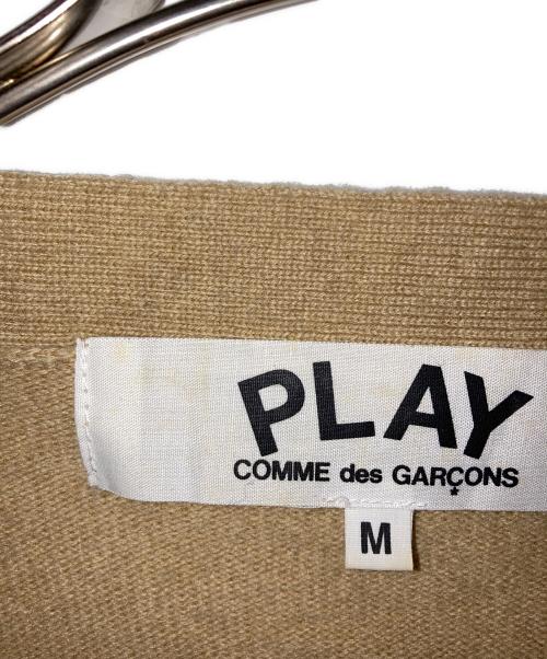 PLAY COMME des GARCONS（プレイコムデギャルソン）PLAY COMME des GARCONS (プレイコムデギャルソン) ハートワンポイントニットカーディガン ベージュ サイズ:Mの古着・服飾アイテム