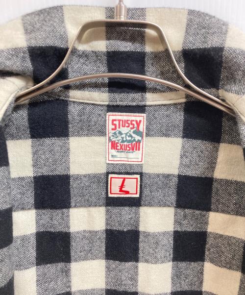 stussy（ステューシー）stussy (ステューシー) NEXUSVII (ネクサスセブン) フランネルシャツ ホワイト×ブラック サイズ:Lの古着・服飾アイテム