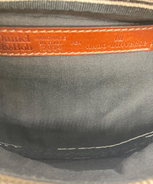 Daniel&Bob（ダニエル＆ボブ）Daniel&Bob (ダニエル＆ボブ) nano・universe (ナノ・ユニバース) 別注レザーボディバッグ ベージュの古着・服飾アイテム