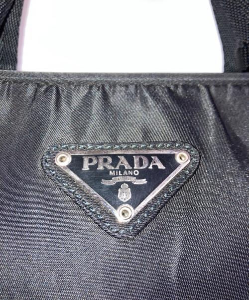 PRADA（プラダ）PRADA (プラダ) ラウンドファスナーナイロンハンドバッグ ブラックの古着・服飾アイテム