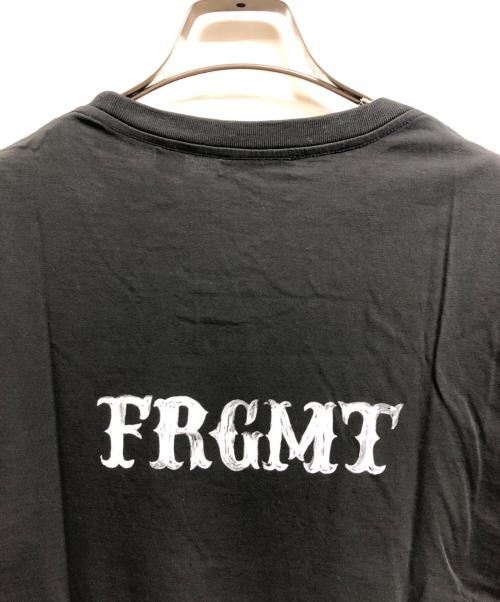 MONCLER（モンクレール）MONCLER (モンクレール) FRAGMENT DESIGN (フラグメントデザイン) ロゴプリントTシャツ ブラック サイズ:Lの古着・服飾アイテム