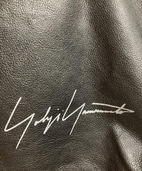 YOHJI YAMAMOTO（ヨウジヤマモト）YOHJI YAMAMOTO (ヨウジヤマモト) シグネチャーロゴレザートートバッグ ブラックの古着・服飾アイテム