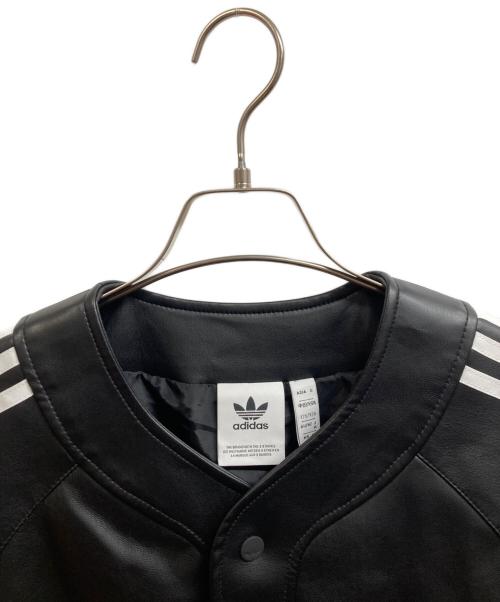 adidas（アディダス）adidas (アディダス) フェイクレザー アディカラー スリーストライプス ベースボールシャツ ブラック サイズ:Mの古着・服飾アイテム