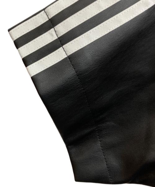 adidas（アディダス）adidas (アディダス) フェイクレザー アディカラー スリーストライプス ベースボールシャツ ブラック サイズ:Mの古着・服飾アイテム