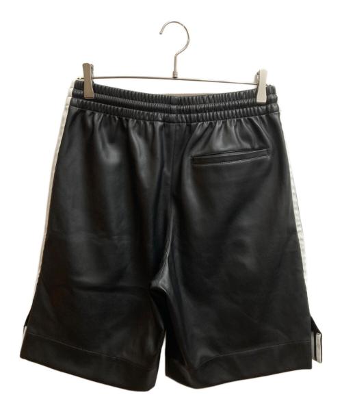 adidas（アディダス）adidas (アディダス) フェイクレザースリーストライプスショーツ ブラック サイズ:Mの古着・服飾アイテム