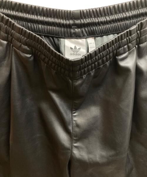 adidas（アディダス）adidas (アディダス) フェイクレザースリーストライプスショーツ ブラック サイズ:Mの古着・服飾アイテム