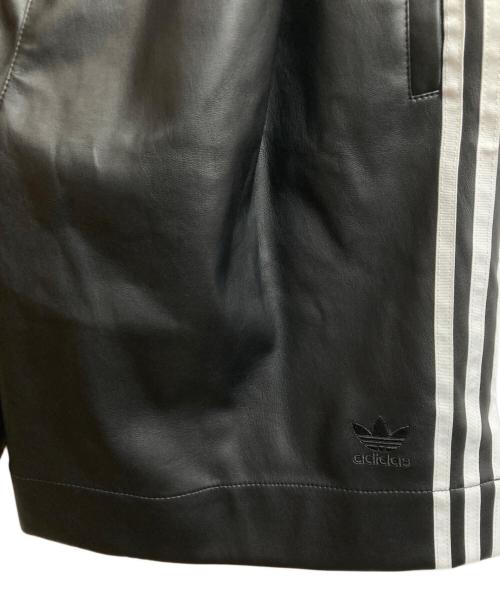 adidas（アディダス）adidas (アディダス) フェイクレザースリーストライプスショーツ ブラック サイズ:Mの古着・服飾アイテム