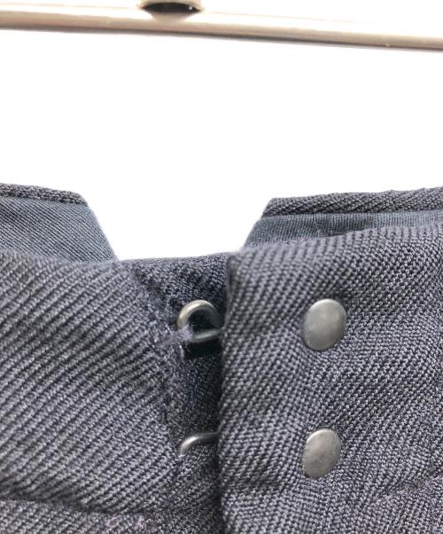 COMOLI（コモリ）COMOLI (コモリ) WOOL SERGE BACK STRAP PANTS ブラック サイズ:1の古着・服飾アイテム