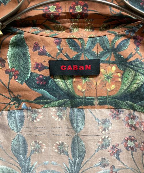CABAN（キャバン）CABaN (キャバン) コットン パレルモフラワープリントレギュラーシャツ ブラウン サイズ:Sの古着・服飾アイテム