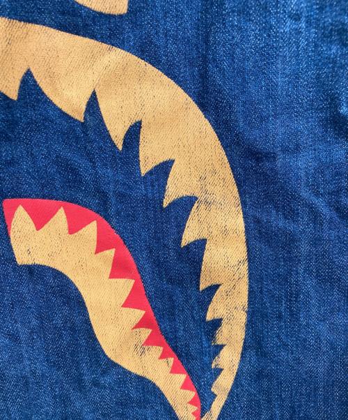 A BATHING APE（ア ベイシング エイプ）A BATHING APE (ア ベイシング エイプ) シャークデザイン ハーフデニムパンツ インディゴ サイズ:Mの古着・服飾アイテム