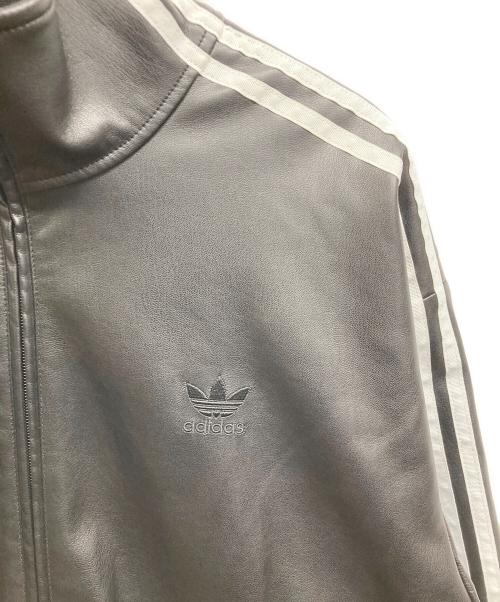 adidas（アディダス）adidas (アディダス) フェイクレザー アディカラー スリーストライプス ルーズ ファイヤーバード トラックスーツジャケット ブラック サイズ:2XLの古着・服飾アイテム