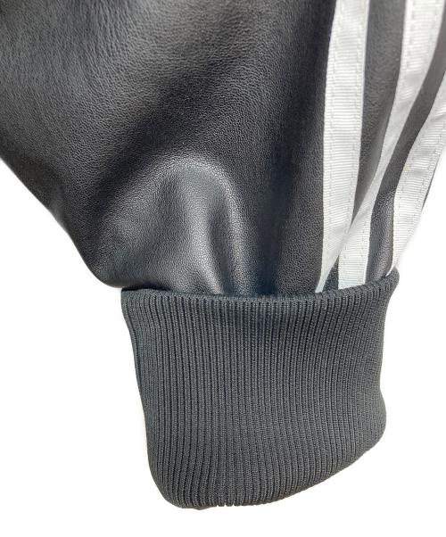 adidas（アディダス）adidas (アディダス) フェイクレザー アディカラー スリーストライプス ルーズ ファイヤーバード トラックスーツジャケット ブラック サイズ:2XLの古着・服飾アイテム