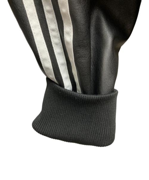 adidas（アディダス）adidas (アディダス) フェイクレザー アディカラー スリーストライプス ルーズ ファイヤーバード トラックスーツジャケット ブラック サイズ:2XLの古着・服飾アイテム