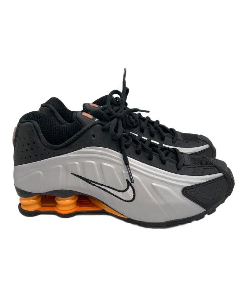 NIKE（ナイキ）NIKE (ナイキ) SHOX R4 BLACK/VAST GREY-BRIGHT MANDARIN グレー サイズ:UK6の古着・服飾アイテム