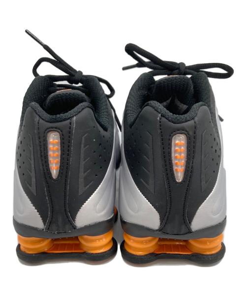 NIKE（ナイキ）NIKE (ナイキ) SHOX R4 BLACK/VAST GREY-BRIGHT MANDARIN グレー サイズ:UK6の古着・服飾アイテム