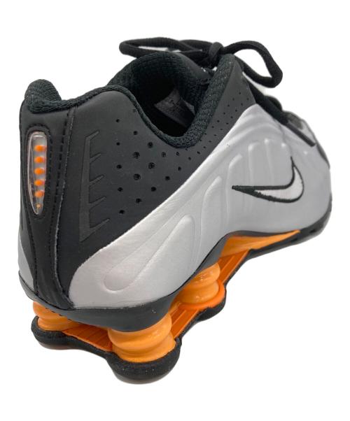 NIKE（ナイキ）NIKE (ナイキ) SHOX R4 BLACK/VAST GREY-BRIGHT MANDARIN グレー サイズ:UK6の古着・服飾アイテム