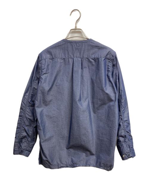 WHITE MOUNTAINEERING（ホワイトマウンテ二アニング）WHITE MOUNTAINEERING (ホワイトマウンテ二アニング) CHAMBRAY NO COLLAR BIG POCKET SHIRT ネイビーの古着・服飾アイテム