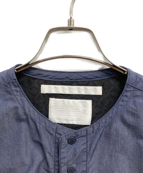 WHITE MOUNTAINEERING（ホワイトマウンテ二アニング）WHITE MOUNTAINEERING (ホワイトマウンテ二アニング) CHAMBRAY NO COLLAR BIG POCKET SHIRT ネイビーの古着・服飾アイテム