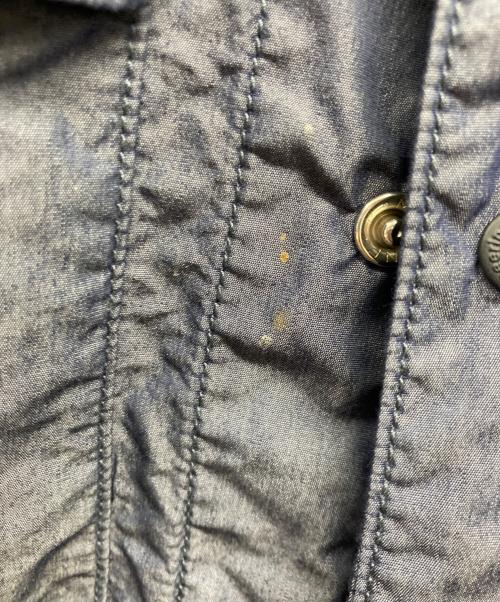 WHITE MOUNTAINEERING（ホワイトマウンテ二アニング）WHITE MOUNTAINEERING (ホワイトマウンテ二アニング) CHAMBRAY NO COLLAR BIG POCKET SHIRT ネイビーの古着・服飾アイテム